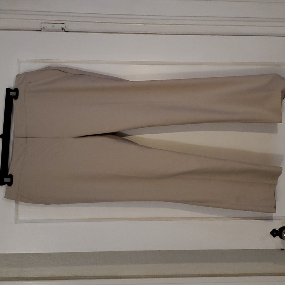 So slimming by Chico's 2.5 short beige dress pants